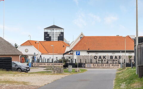 Riki - 150M from the Sea: Techo, Casa, Casa, Cabaña, Vía Muerta, Inmuebles, Entrada De Coches, Edificios Del Jardín, Yarda, Cobertizo