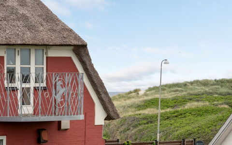 Riki - 150M from the Sea: Techo, Casa, Casa, Cabaña, Vía Muerta, Inmuebles, Entrada De Coches, Edificios Del Jardín, Yarda, Cobertizo