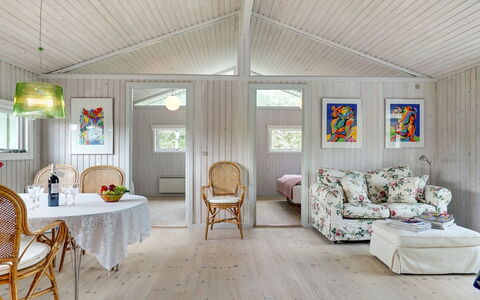 Erwith - 50M from the Sea: Diseño De Interiores, Techo, Mueble, Piso, Casa, Suelo, Habitación, Sala, Lámpara, Silla