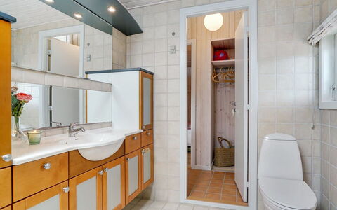 Erwith - 50M from the Sea: Lavabo Del Baño, Arreglo De Tubería, Lavabo, Diseño De Interiores, Piso, Baño, Suelo, Mueble De Baño, Grifo, Mostrador