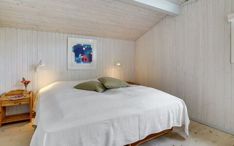 Erwith - 50M from the Sea: Piso, Madera, Techo, Suelo, Diseño De Interiores, Habitación, Suelos De Madera, Habitación, Casa, Cama