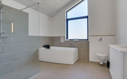 Bentine - 1.6Km from the Sea: Piso, Arreglo De Tubería, Suelo, Diseño De Interiores, Techo, Baño, Grifo, Lavabo, Plomería