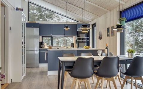 Hildegard - 1.5Km from the Sea: Diseño De Interiores, Mueble, Madera, Techo, Piso, Lámpara, Cocina, Cocina Y Comedor Mesa, Mostrador, Encendiendo