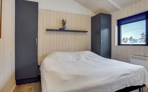 Hildegard - 1.5Km from the Sea: Habitación, Cama, Madera, Diseño De Interiores, Techo, Suelo, Piso, Sábana, Lecho, Marco De La Cama