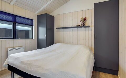 Hildegard - 1.5Km from the Sea: Cama, Habitación, Madera, Diseño De Interiores, Piso, Techo, Suelo, Sábana, Lecho, Marco De La Cama
