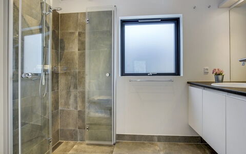 Hildegard - 1.5Km from the Sea: Piso, Diseño De Interiores, Arreglo De Tubería, Suelo, Techo, Baño, Habitación, Plomería, Puerta, Grifo