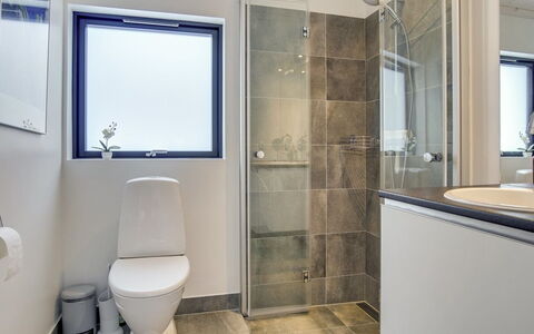Hildegard - 1.5Km from the Sea: Asiento Del Baño, Baño, Piso, Baño, Suelo, Arreglo De Tubería, Diseño De Interiores, Techo, Plomería, Encendiendo