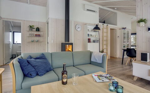 Hildegard - 1.5Km from the Sea: Diseño De Interiores, Mueble, Piso, Sofá, Suelo, Madera, Sala, Techo, Habitación, Encendiendo