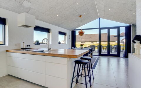Volfgang - 250M from the Sea: Madera, Piso, Mueble, Techo, Diseño De Interiores, Mostrador, Suelo, Cocina, Encendiendo, Lámpara