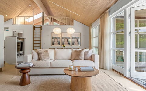 Börje - 600M from the Sea: Mueble, Diseño De Interiores, Piso, Suelo, Sofá, Madera, Techo, Sala, Habitación, Lámpara