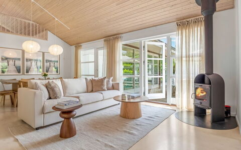 Börje - 600M from the Sea: Diseño De Interiores, Mueble, Piso, Suelo, Sofá, Madera, Techo, Sala, Suelos De Madera, Lámpara
