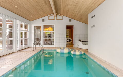 Börje - 600M from the Sea: Piso, Diseño De Interiores, Techo, Suelo, Piscina, Mueble, Recurso, Silla, Inmuebles, Hotel