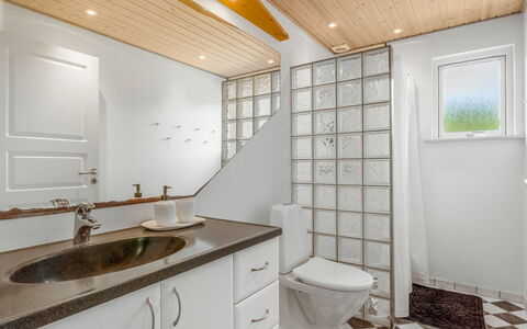 Börje - 600M from the Sea: Diseño De Interiores, Pared, Piso, Arreglo De Tubería, Techo, Suelo, Lámpara, Baño, Encendiendo, Plomería