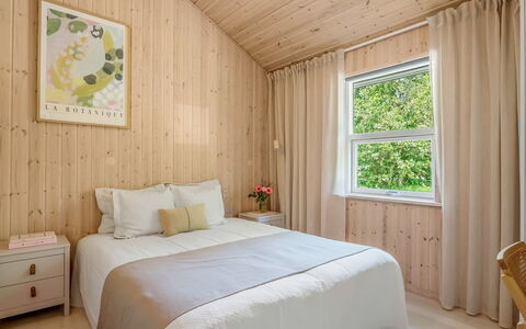 Börje - 600M from the Sea: Diseño De Interiores, Habitación, Mueble, Madera, Piso, Suelo, Cama, Techo, Habitación, Textil