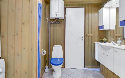 Aileen - 900M from the Sea: Piso, Pared, Suelo, Diseño De Interiores, Madera, Techo, Suelos De Madera, Encendiendo, Mueble, Suelo Laminado
