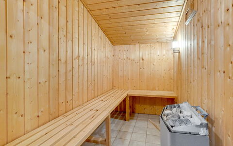 Aileen - 900M from the Sea: Piso, Pared, Suelo, Diseño De Interiores, Madera, Techo, Suelos De Madera, Encendiendo, Mueble, Suelo Laminado