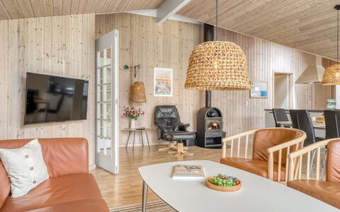 Tialda - 1.3Km from the Sea: Diseño De Interiores, Mueble, Madera, Piso, Techo, Suelo, Lámpara, Habitación, Sala, Sofá