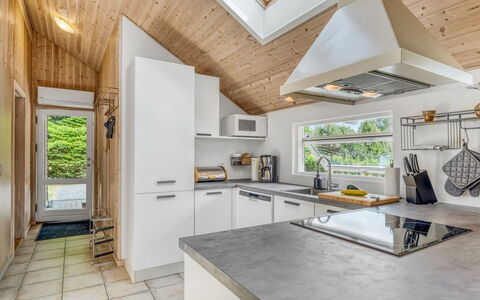 Tialda - 1.3Km from the Sea: Piso, Madera, Cocina, Techo, Mostrador, Diseño De Interiores, Suelo, Electrodoméstico, Casa, Suelos De Madera