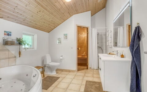 Tialda - 1.3Km from the Sea: Diseño De Interiores, Piso, Arreglo De Tubería, Techo, Madera, Suelo, Baño, Encendiendo, Plomería, Lámpara