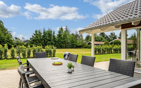 Tialda - 1.3Km from the Sea: Mueble, Mueble Para Exteriores, Madera, Mesa Al Aire Libre, Mesa, Silla, Jardín, Cocina Y Comedor Mesa, Patio, Sombra