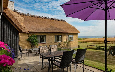 Edithe - 250M from the Sea: Techo, Cabaña, El Terreno Del Lote, Mueble Para Exteriores, Cubrir Con Paja, Sombra, Jardín, Casa De Campo, Yarda, Mesa Al Aire Libre