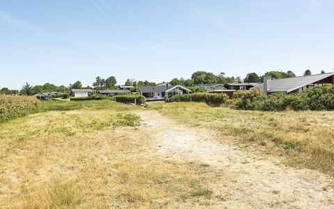 Kierstine - 100M from the Sea: Barrio Residencial, Techo, Suburbio, Entrada De Coches, Inmuebles, Tubo De Lámpara