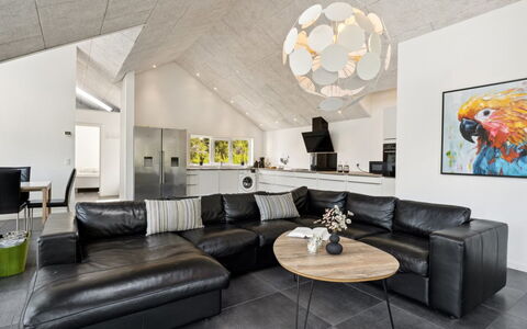 Elke - 3.5Km from the Sea: Diseño De Interiores, Techo, Sofá, Piso, Suelo, Sala, Lámpara, Mueble, Encendiendo