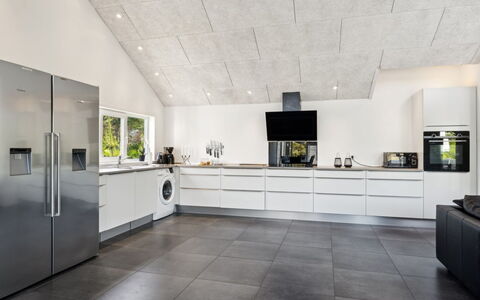 Elke - 3.5Km from the Sea: Piso, Techo, Suelo, Cocina, Diseño De Interiores, Electrodoméstico, Mostrador, Aparato De Cocina, Lámpara, Suelos De Madera