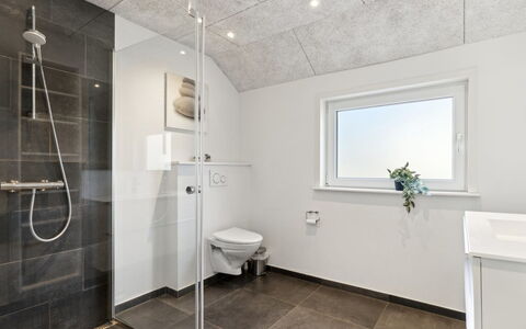 Elke - 3.5Km from the Sea: Piso, Arreglo De Tubería, Techo, Suelo, Diseño De Interiores, Baño, Plomería, Lámpara, Grifo, Lavabo