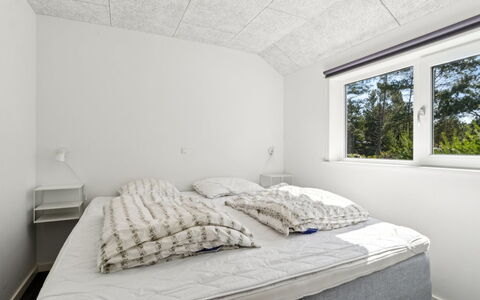 Elke - 3.5Km from the Sea: Habitación, Techo, Lecho, Sábana, Cama, Habitación, Marco De La Cama, La Luz Del Día, Almohada