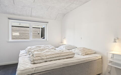 Elke - 3.5Km from the Sea: Techo, Habitación, Lecho, Cama, Congelación, Marco De La Cama, Sábana, La Luz Del Día, Lámpara