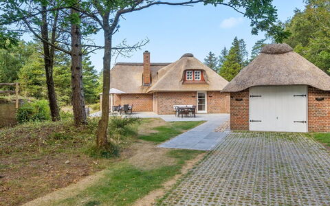 Romy - 3.5Km from the Sea: Hierba, Casa, Techo, Casa, Cabaña, Arbusto, El Terreno Del Lote, Área Rural, Casa De Campo, Cobertura Del Suelo