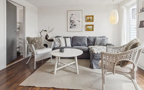 Tellervo - 2.4Km from the Sea: Mueble, Diseño De Interiores, Sofá, Piso, Suelo, Sala, Madera, Habitación, Suelos De Madera, Techo
