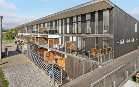 Theis - 100M from the Sea: Acero, Balcón, Aluminio, Sede