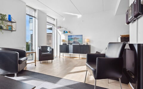 Theis - 100M from the Sea: Mueble, Diseño De Interiores, Piso, Suelo, Silla, Techo, Mesa, Habitación, Encendiendo, Sala