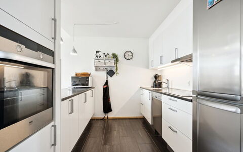 Theis - 100M from the Sea: Cocina, Aparato De Cocina, Mostrador, Piso, Suelos De Madera, Electrodoméstico, Gabinetes, Suelo, Diseño De Interiores, Madera