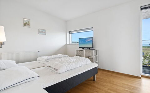 Theis - 100M from the Sea: Casa, Suelo, Techo, Habitación, La Luz Del Día, Cama, Hotel, Lecho