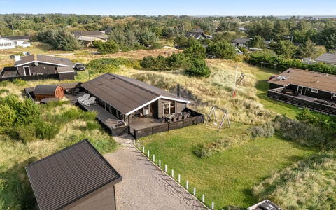 Teoline - 500M to the Fjord: Casa, Casa, Puerta, Techo, Cabaña, Inmuebles, Jardín, Sombra, Vía Muerta, Yarda