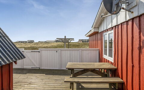 Hansen - 75M from the Sea: Madera, Techo, Arquitectura, Casa, Casa, Cabaña, Vía Muerta, Madera Dura, Pendiente, Inmuebles