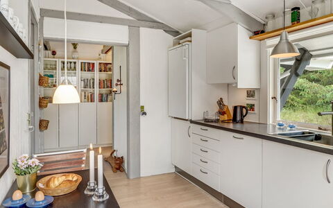 Eivy - 1Km from the Sea: Cocina, Mostrador, Diseño De Interiores, Piso, Mueble, Techo, Madera, Aparato De Cocina, Gabinetes, Electrodoméstico