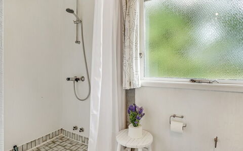 Eivy - 1Km from the Sea: Baño, Diseño De Interiores, Arreglo De Tubería, Piso, Suelo, Plomería, Habitación, Cortina, Grifo, Cortina De La Ducha