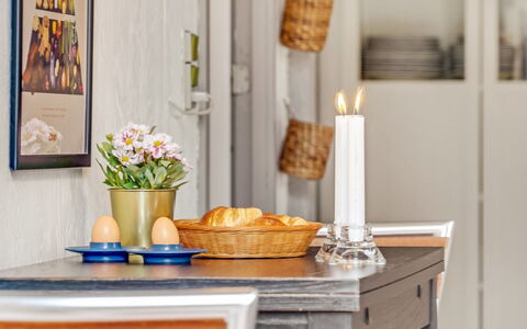 Eivy - 1Km from the Sea: Mueble, Diseño De Interiores, Madera, Mesa, Maceta, Vajilla, Encendiendo, Cortar Flores, Florero, Comedor