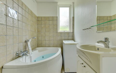 Birge - 200M from the Sea: Baño, Arreglo De Tubería, Piso, Diseño De Interiores, Pared, Suelo, Lavabo Del Baño, Lavabo, Bañera, Techo