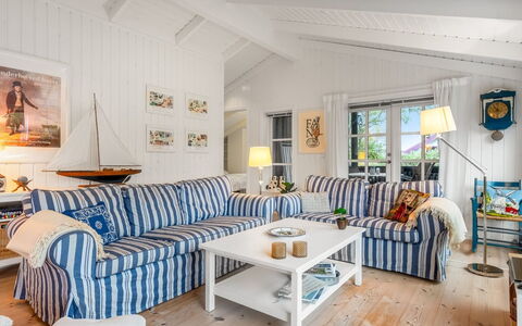 Danko - 1.5Km from the Sea: Mueble, Diseño De Interiores, Madera, Sofá, Sala, Casa, Mesa, Silla, Techo, Suelo