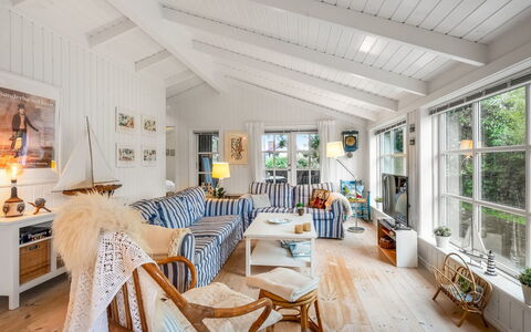 Danko - 1.5Km from the Sea: Mueble, Diseño De Interiores, Madera, Techo, Sofá, Sala, Casa, Piso, Silla, Suelo