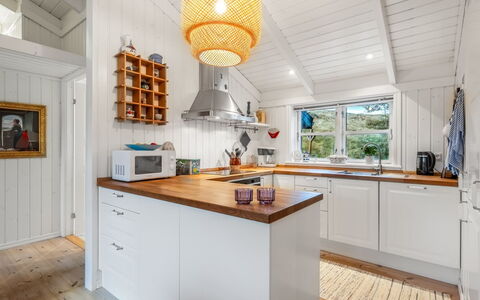 Danko - 1.5Km from the Sea: Cocina, Piso, Mostrador, Gabinetes, Diseño De Interiores, Madera, Mueble, Techo, Suelo, Aparato De Cocina