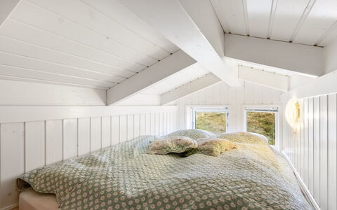 Danko - 1.5Km from the Sea: Habitación, Diseño De Interiores, Madera, Techo, Cama, Lecho, Suelo, Sábana, Piso, Linos