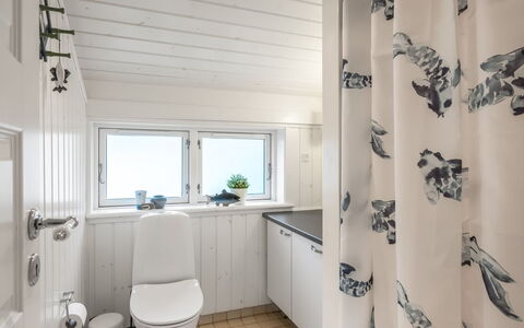 Danko - 1.5Km from the Sea: Arreglo De Tubería, Piso, Suelo, Diseño De Interiores, Baño, Plomería, Grifo, Baño, Techo, Lavabo