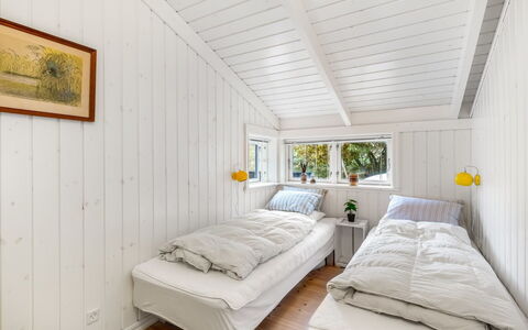 Danko - 1.5Km from the Sea: Madera, Habitación, Techo, Diseño De Interiores, Cama, Suelo, Piso, Casa, Lecho, Sábana