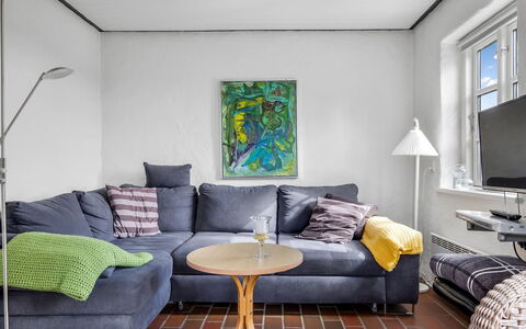 Thorben - 3.5Km from the Sea: Mueble, Sofá, Diseño De Interiores, Piso, Pared, Suelo, Sala, Habitación, Encendiendo